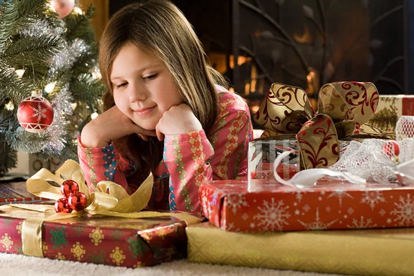 Девушка Смотрит Рождественские Подарки — стоковое фото