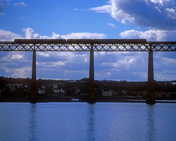 Tren Sobre Puente Ferroviario Con Cielo Nublado Sobre Fondo Escocia — Foto de Stock