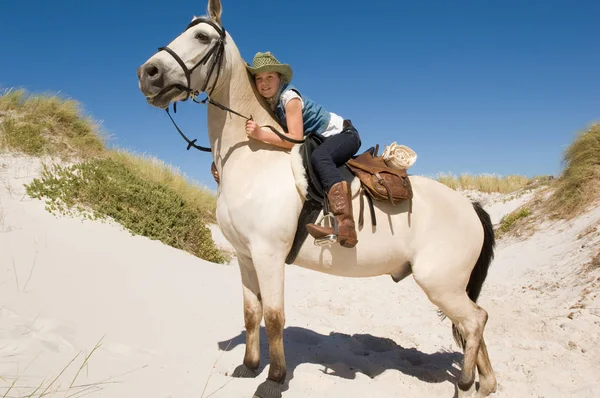 Ein Mädchen Auf Einem Pferd — Stockfoto