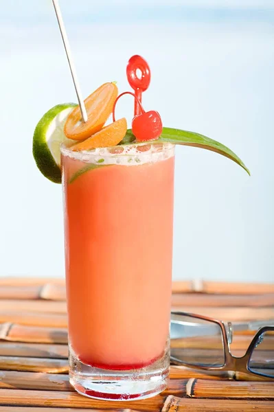 Pink Elephant Cocktail Bamboe Tafel — Stockfoto