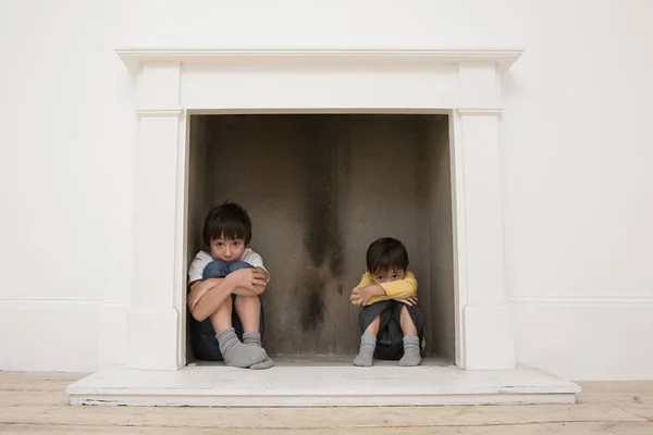 Niños Escondidos Una Chimenea — Foto de Stock