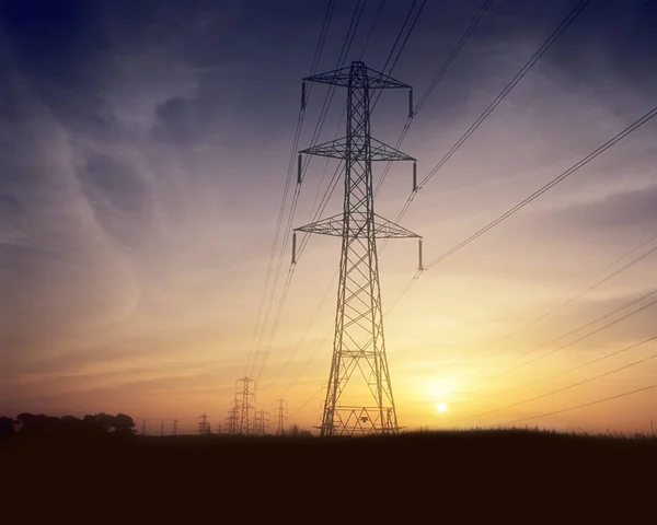 Vista Frontal Torres Eléctricas Con Puesta Sol Sobre Fondo — Foto de Stock