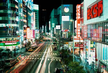 Gece vakti, Tokyo, Japonya sırasında aydınlatılmış binalar arasındaki yol