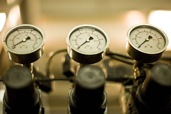 Προβολή Closeup Της Ένδειξης Της Πίεσης Των Μηχανημάτων Στο Σύγχρονο — Φωτογραφία Αρχείου