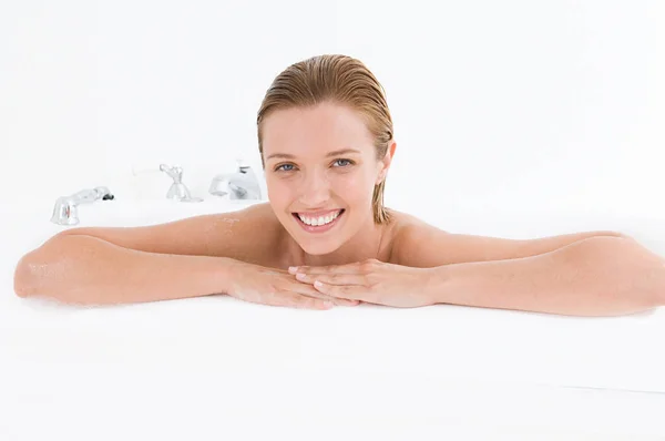 Jovem Loira Caucasiana Mulher Tomando Banho Olhando Para Câmera — Fotografia de Stock