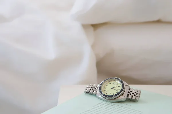 Nahaufnahme Einer Uhr Auf Einem Buch — Stockfoto