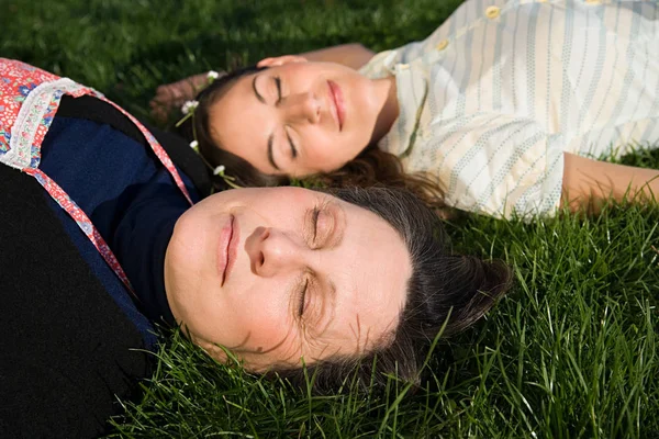 Adulte Mère Fille Dormir Sur Herbe — Photo