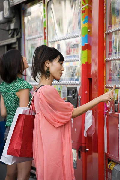 Jonge Vrouwen Kiezen Drankjes Uit Een Automaat — Stockfoto