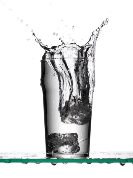 Isbitar Som Droppat Glas Vatten — Stockfoto