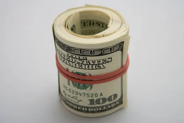 Крупный План Рулона Банкнот Американских Долларов Сером Фоне — стоковое фото