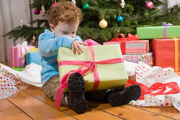 Мальчик Открывает Подарки Рождество — стоковое фото