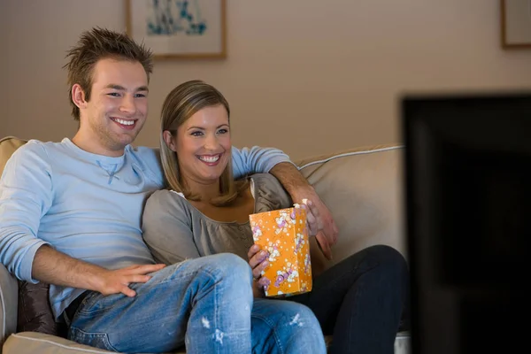 若いカップルがテレビを見て — ストック写真