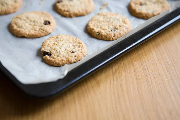 Hausgemachte Plätzchen Auf Backblech Mit Papier — Stockfoto