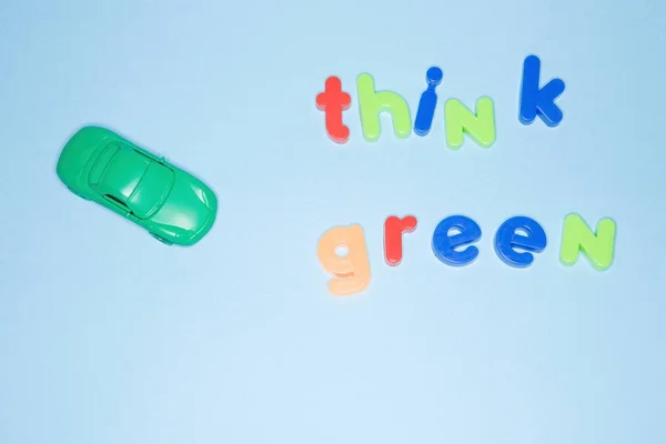 Frase Pensar Carro Verde Verde Fundo Azul — Fotografia de Stock