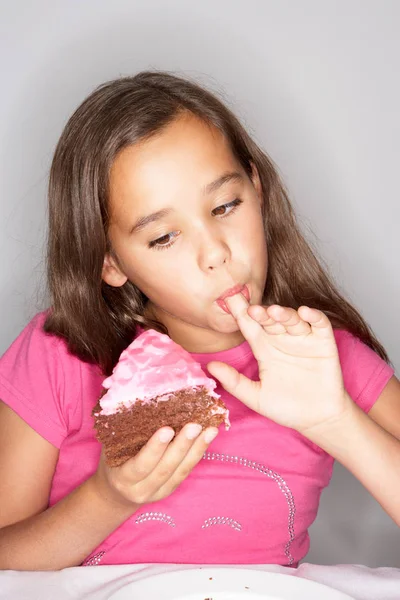 Mädchen Isst Ein Stück Kuchen — Stockfoto
