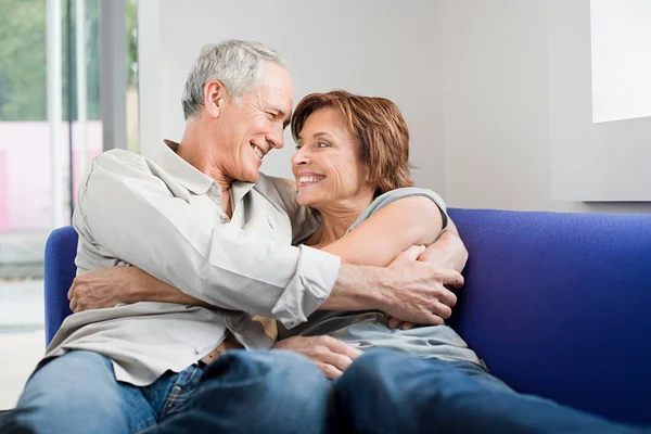 Atractivo Caucásico Senior Pareja Abrazándose Sofá Mirando Uno Otro — Foto de Stock