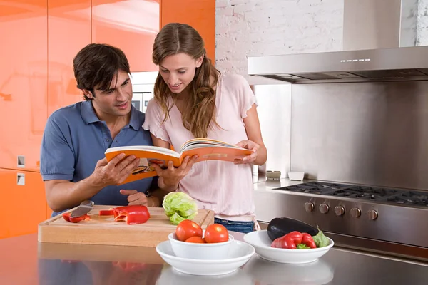 Jovem Atraente Casal Caucasiano Ler Livro Receitas Juntos Cozinha — Fotografia de Stock