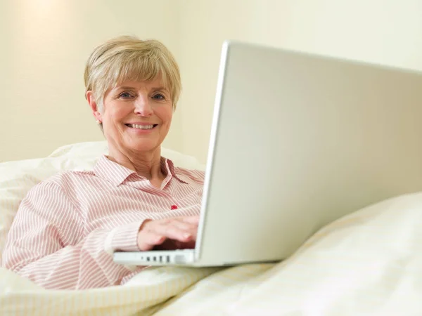 Mujer Mayor Usando Una Computadora Portátil —  Fotos de Stock