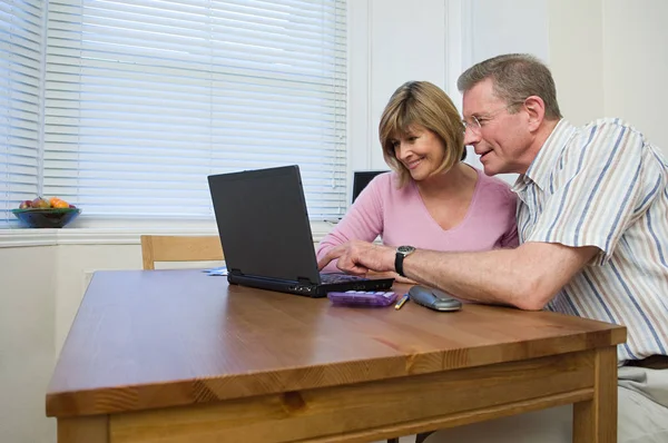 Casal Usando Laptop Perto — Fotografia de Stock