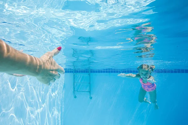 Bambina Nuotare Madre — Foto Stock