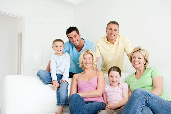 Familia Tres Generaciones Casa — Foto de Stock