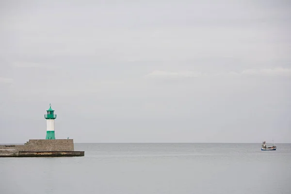 Leuchtturm Und Boot Auf See Unter Bewölktem Himmel — Stockfoto