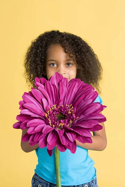 Chica Con Una Flor Grande — Foto de Stock