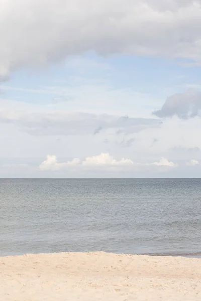 空の砂浜と曇り空の下で灰色の海 — ストック写真