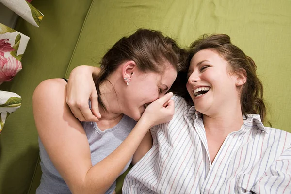 Két Tizenéves Lányok Nevetve — Stock Fotó