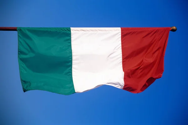 Bandiera Ungherese Sventola Sul Pennone Contro Cielo Blu — Foto Stock