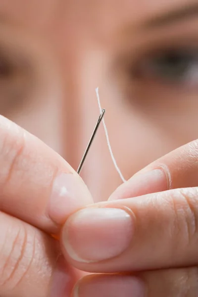 Een Vrouw Threading Katoen Door Middel Van Een Naald — Stockfoto