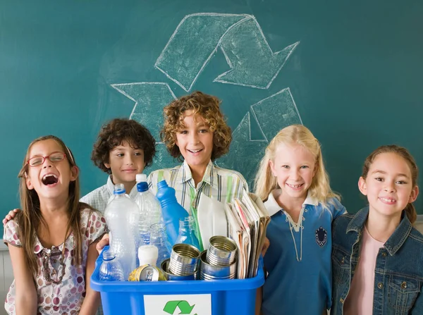 Niños Con Una Papelera Reciclaje —  Fotos de Stock