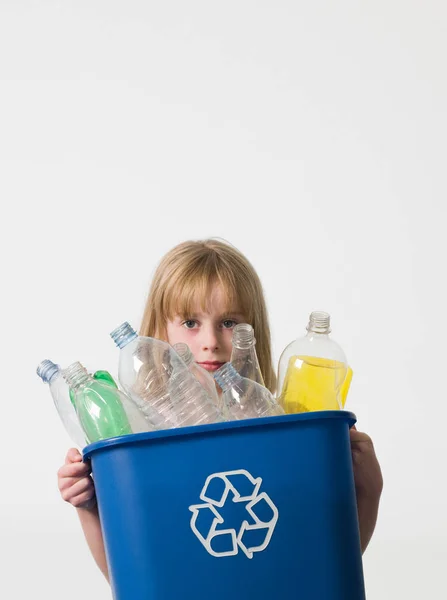 Menina Com Garrafas Reciclagem — Fotografia de Stock