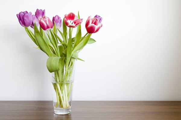 Tulipány Váze Dřevěný Stůl — Stock fotografie