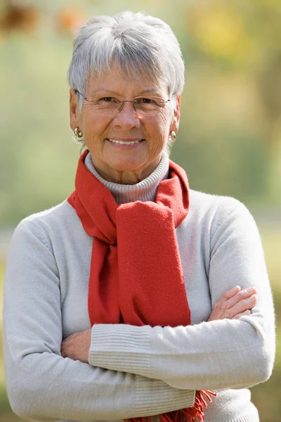 Porträt Einer Lächelnden Seniorin Die Die Kamera Blickt — Stockfoto