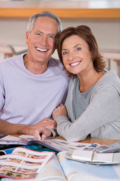 Retrato Pareja Mayor Atractiva Con Revistas Mirando Cámara — Foto de Stock