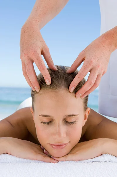 Giovane Donna Avendo Testa Massaggiata — Foto Stock
