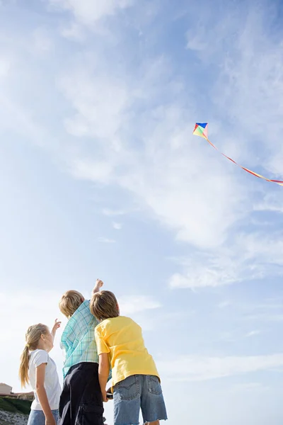 Bambini Che Volano Con Aquilone — Foto Stock