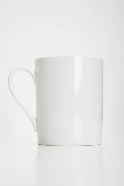 白い背景の上にカップのクローズ アップ — ストック写真