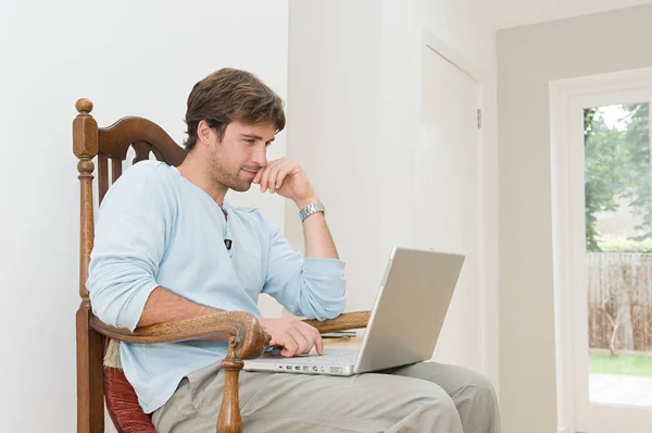 Uomo Con Laptop Sorridente — Foto Stock