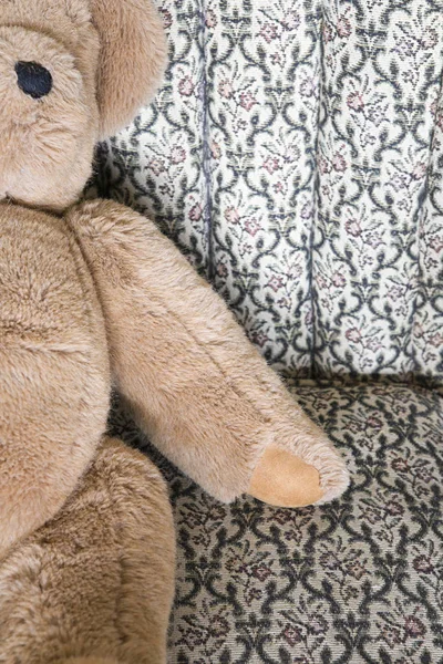 扶手椅上的泰迪熊形象裁剪 — 图库照片