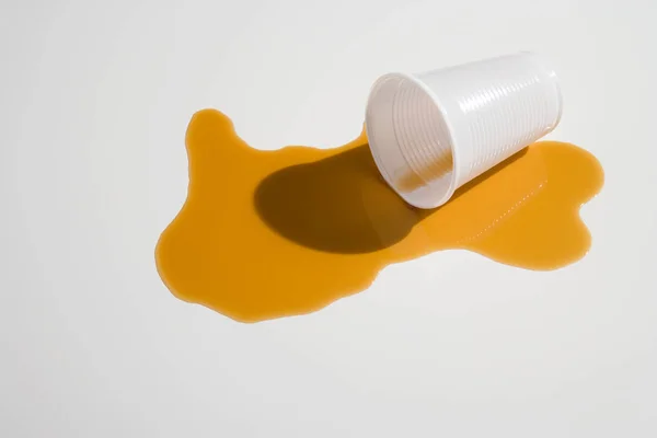 Розлитий Апельсиновий Сік Пластикова Чашка — стокове фото