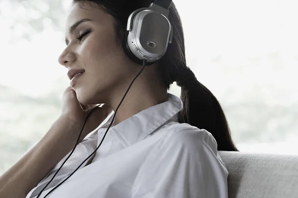 Joven Hermosa Mujer Negocios Exitosa Escuchando Música Los Auriculares — Foto de Stock