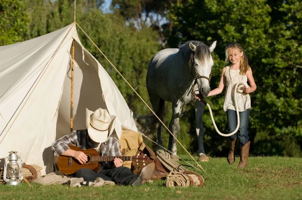 Een Jongen Spelen Een Gitaar Een Meisje Wandelen Een Paard — Stockfoto