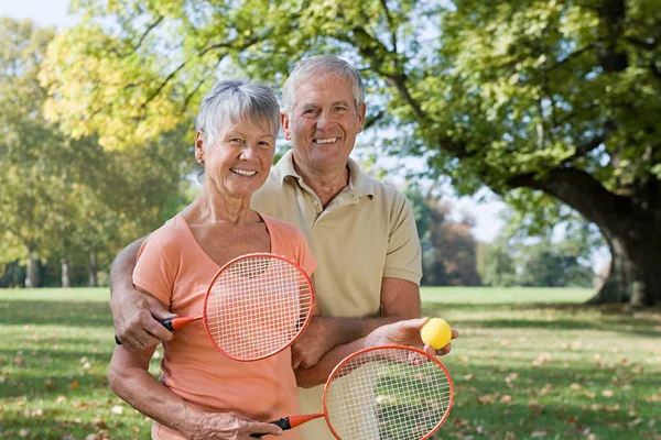 Senior Couple Badminton Park Looking Camera — Stock Photo, Image