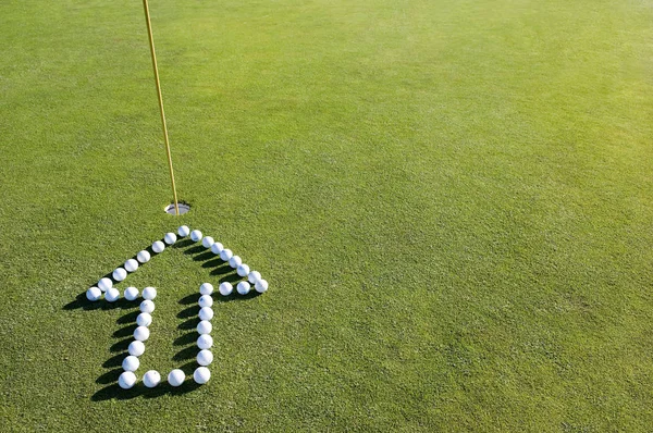 Uma Seta Apontando Para Buraco Verde Golfe — Fotografia de Stock