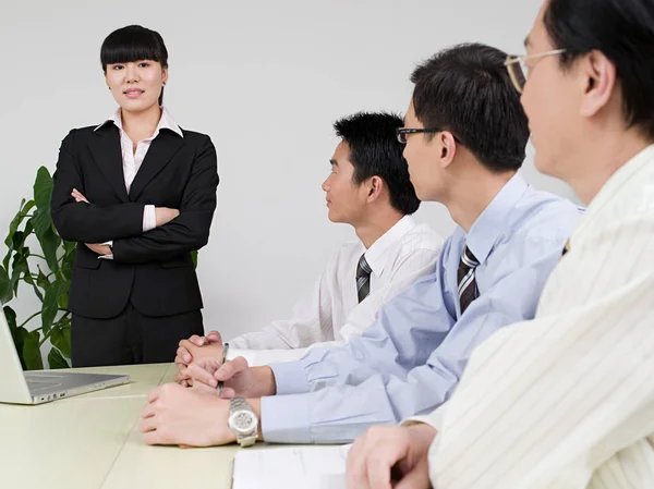 Empresária Reunião Conversando Com Empresários — Fotografia de Stock