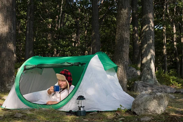 Homme Dans Une Tente Extérieur Dans Forêt — Photo