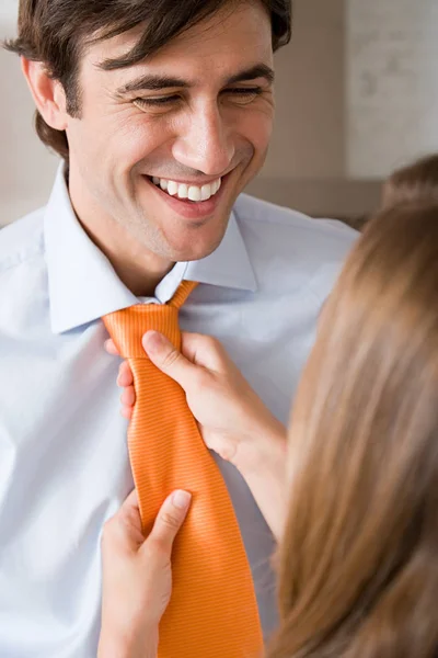 Couple Heureux Femme Attacher Mans Cravate Maison — Photo