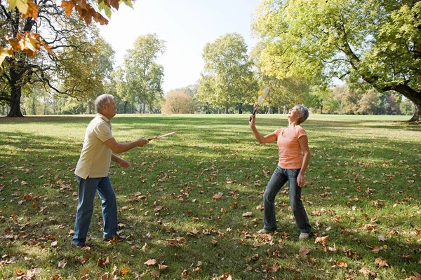 Pareja Mayor Jugando Bádminton Parque —  Fotos de Stock